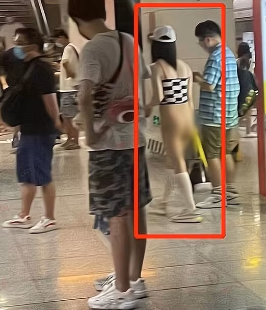 Lần khác, cô nàng vẫn xuất hiện trong chiếc quần legging màu da bó sát, phối cùng chiếc áo crop-top kẻ ca rô đen trắng.