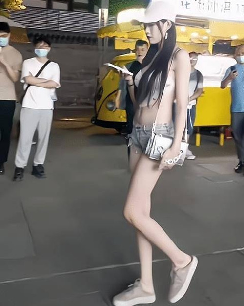Trước đó chỉ vài ngày, hình ảnh một hot girl diện đồ siêu ngắn, quần áo trên người còn chưa đủ để che nổi 30% diện tích cơ thể, thoải mái đi dạo chợ đêm cũng gây xôn xao dư luận.
