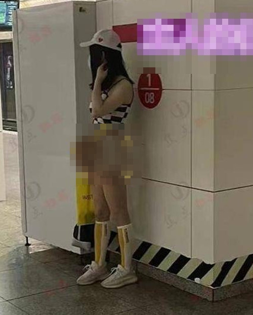 Có lẽ đây là mục đích thực sự của cô nàng, ăn mặc gây sốc như thế này để người khác chú ý đến cô ấy nhiều hơn.