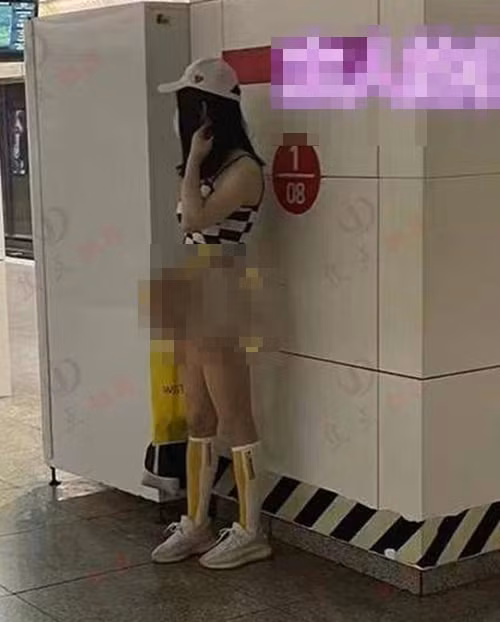 Có lẽ đây là mục đích thực sự của cô nàng, ăn mặc gây sốc như thế này để người khác chú ý đến cô ấy nhiều hơn.