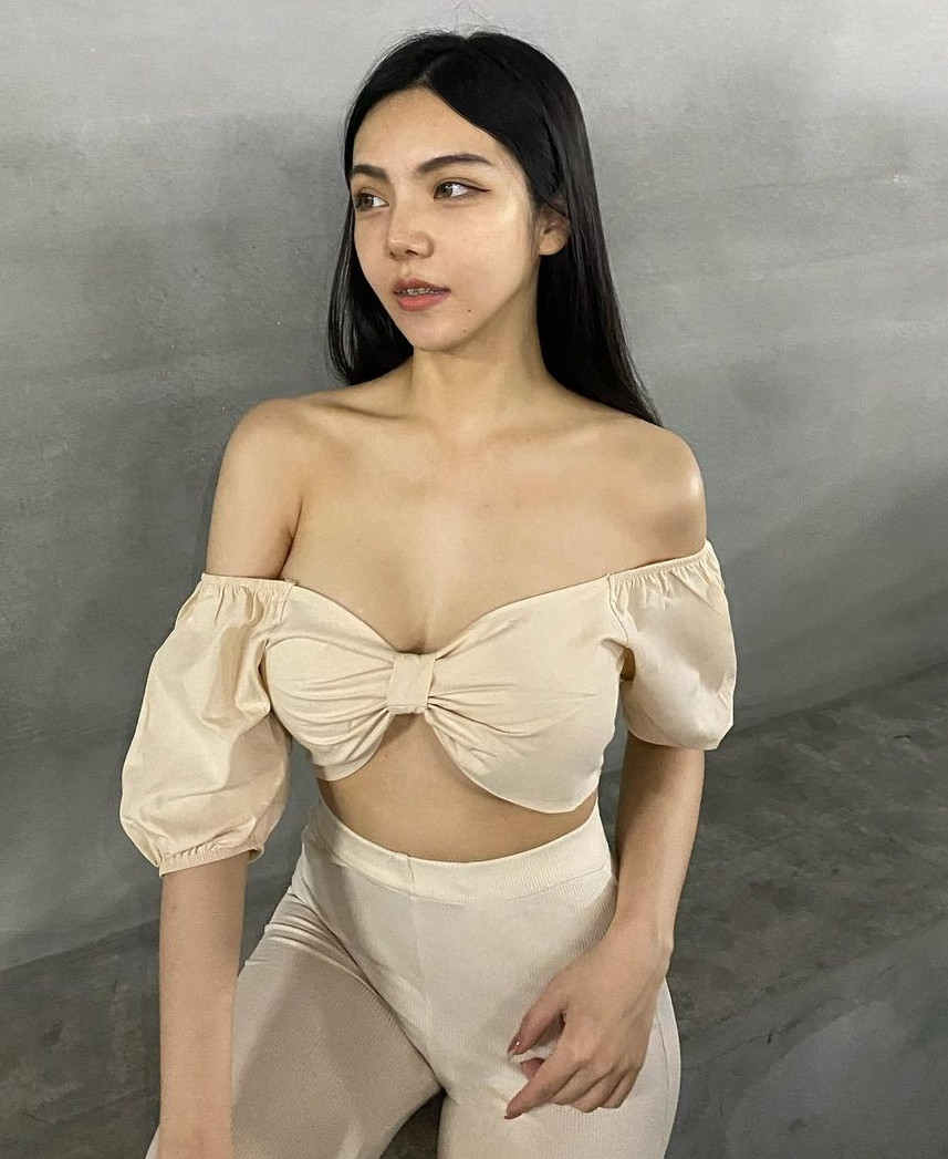 Tất cả những set đồ cô nàng diện đều khoe tối đa dáng dấp và đường cong cơ thể nhưng không hề phô, trơ như những hot girl khác.