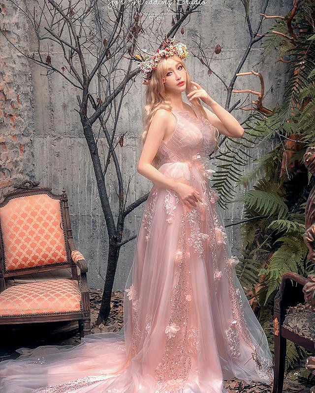 Nhờ những giờ phút tập luyện hăng say như vậy, Lillian mới sở hữu một thân hình săn chắc, nóng bỏng, có thể thoải mái diện mọi set đồ mà cô nàng yêu thích.