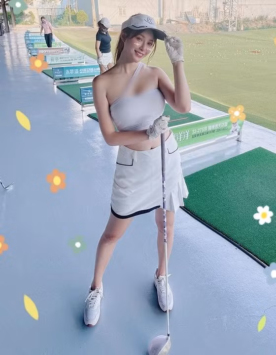 Theo như cô nàng chia sẻ, ngoại hình quyến rũ và những đường cong nóng bỏng của cô không phải tự nhiên mà có.