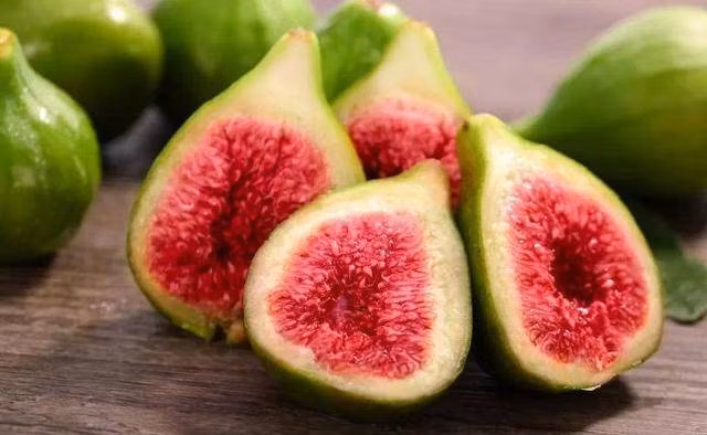 Tuy nhiên, cũng có một số loại trái cây nhìn đẹp, ăn ngon nhưng thực chất khá nguy hiểm do khó làm sạch, ăn vào hại cơ thể.