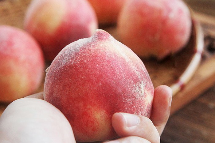 Do đó vô tình làm cho lớp vỏ đào nạp vào những hóa chất tẩy rửa độc hại.