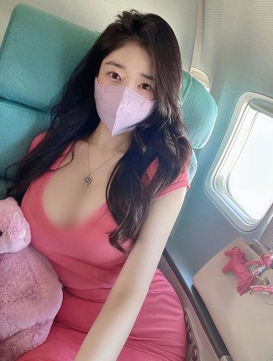 Đã từng lên hot search nhờ vòng eo con kiến siêu nhỏ, Vi Vi cho biết cô nàng không hề cắt xương sườn như những lời anti fan đồn thổi.