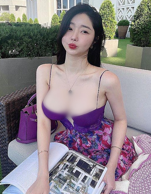 Còn màu tím lại khiến cô có cảm giác mình là một tiểu thư quyền quý, sang trọng và có khí chất.