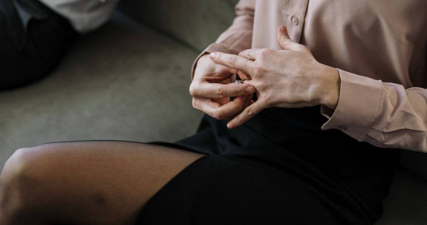 Chong theo doi nua dem bat qua tang vo ngoai tinh: Cai ket gay choang