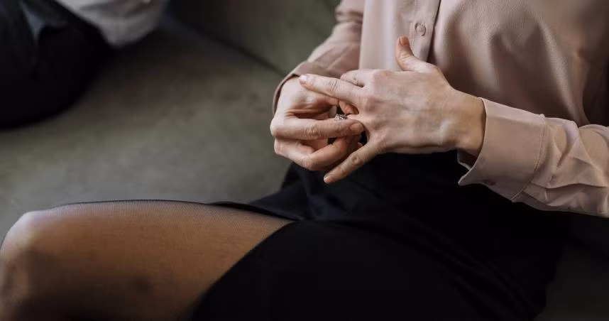 Chong theo doi nua dem bat qua tang vo ngoai tinh: Cai ket gay choang