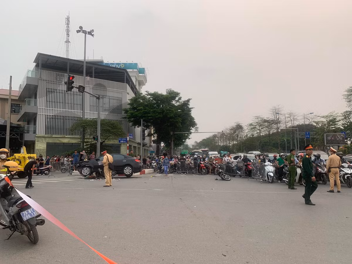 Tại hiện trường, hàng chục chiếc xe máy nằm la liệt, nhiều nạn nhân bị thương nằm trên đường được người dân đưa đi cấp cứu. 