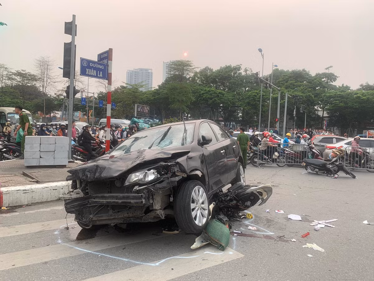 Cụ thể, vào thời gian trên, một chiếc xe ô tô (chưa rõ biển kiểm soát) do một người đàn ông điều khiển trên đường Võ Chí Công (đoạn qua phường Xuân La, quận Tây Hồ) thì bất ngờ đâm vào khoảng 17 xe máy, xe đạp điện lưu thông cùng chiều. 