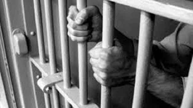 Hai đối tượng đi xe máy đến Quảng Ninh, nhưng do không có giấy tờ nên chẳng bán được cho ai. Chúng vứt chiếc xe máy lại rồi bắt xe quay về Thủy Nguyên. Đến ngày 1/7, Đức ra đầu thú, Hùng dù bỏ trốn nhưng cũng không thoát. Với tội ác của mình, sau này TAND TP Hải Phòng đã tuyên Hùng mức án tử hình, Đức mức án 24 năm tù. (Ảnh minh họa, nguồn Internet) 