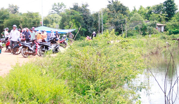 Khoảng 5h sáng 29/6, ông T gọi chị H dậy, nhưng không thấy con đâu, cánh cửa xếp khép hờ và chiếc xe máy trong nhà cũng không có. Nghĩ con gái có việc đi đâu đó, ông T cũng chẳng thắc mắc thêm cho đến khi người dân hô hào vì phát hiện chị H đã chết dưới ao bèo gần nhà. Sau khi tiếp nhận tin báo, Công an huyện Thủy Nguyên và Công an Hải Phòng đã lập tức có mặt để tiến hành khám nghiệm hiện trường. Nạn nhân được xác định tử vong trước đó vài giờ, nguyên nhân là do bị ngạt, trên cổ có vết bầm tím. (Ảnh minh họa, nguồn Internet) 