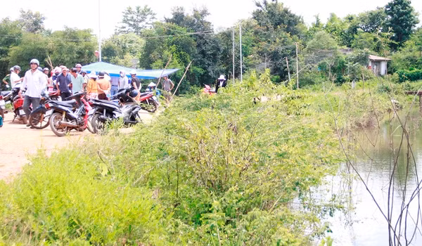 Khoảng 5h sáng 29/6, ông T gọi chị H dậy, nhưng không thấy con đâu, cánh cửa xếp khép hờ và chiếc xe máy trong nhà cũng không có. Nghĩ con gái có việc đi đâu đó, ông T cũng chẳng thắc mắc thêm cho đến khi người dân hô hào vì phát hiện chị H đã chết dưới ao bèo gần nhà. Sau khi tiếp nhận tin báo, Công an huyện Thủy Nguyên và Công an Hải Phòng đã lập tức có mặt để tiến hành khám nghiệm hiện trường. Nạn nhân được xác định tử vong trước đó vài giờ, nguyên nhân là do bị ngạt, trên cổ có vết bầm tím. (Ảnh minh họa, nguồn Internet) 