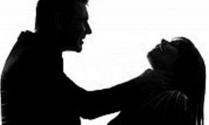 Trong lúc ngồi "rình", biết nhà chị H chỉ có 2 bố con, Hùng quay ra bàn với Đức sẽ cướp xe máy của chị H. Khoảng 1h15 ngày 29/6, lợi dụng sơ hở chúng Hùng đè chị H xuống, bịt mồm và siết cổ. Sau khi thấy nạn nhân đã chết, chúng đem thi thể đẩy xuống ao bèo. Hùng, Đức quay về nhà nạn nhân lấy đi chiếc xe máy và một ví da màu đen. (Ảnh minh họa, nguồn Internet) 