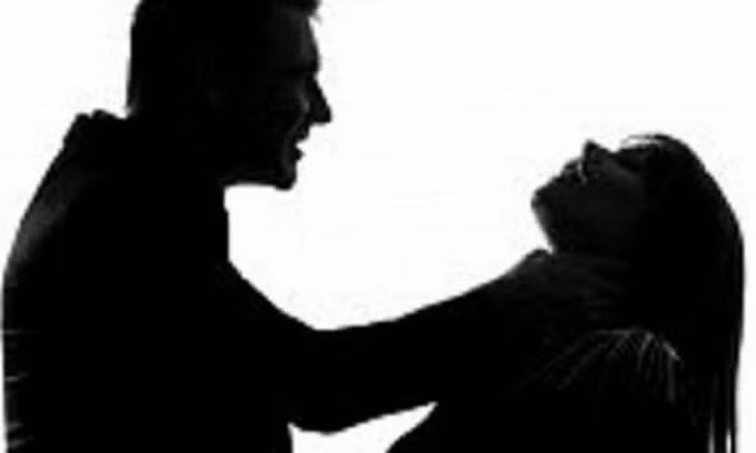 Trong lúc ngồi "rình", biết nhà chị H chỉ có 2 bố con, Hùng quay ra bàn với Đức sẽ cướp xe máy của chị H. Khoảng 1h15 ngày 29/6, lợi dụng sơ hở chúng Hùng đè chị H xuống, bịt mồm và siết cổ. Sau khi thấy nạn nhân đã chết, chúng đem thi thể đẩy xuống ao bèo. Hùng, Đức quay về nhà nạn nhân lấy đi chiếc xe máy và một ví da màu đen. (Ảnh minh họa, nguồn Internet) 