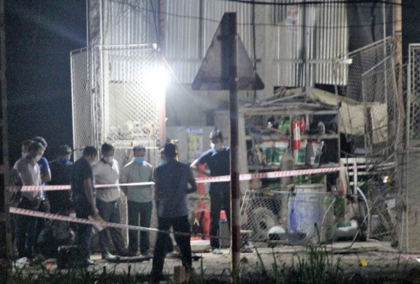 Như đã thông tin, khoảng 16h ngày 2/4 tại xã Quỳnh Tân, huyện Quỳnh Lưu xảy ra một vụ nổ lớn ở xưởng sửa chữa ô tô. Đến 19h30 tối 2/4, thông tin từ UBND huyện Quỳnh Lưu cho biết có 2 nạn nhân tử vong trong vụ nổ. 