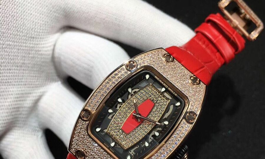  Nữ giúp việc trộm đồng hồ 3,5 tỷ đem bán 630 triệu: Tháng 1/2021, Nguyễn Thị Phương Lâm (quê Phú Thọ) đến làm giúp việc theo giờ cho gia đình chị T.T.H.M. (33 tuổi, ở Ba Đình, Hà Nội). Trong lúc dọn dẹp phòng ngủ của chị M., Lâm làm rơi một số hộp trang sức nên thấy trong chiếc hộp màu cam có một túi xách bên trong có một đồng hồ. Lâm đã lấy trộm và đem đi bán được 630 triệu đồng. Ngày 8/12/2021, TAND TP Hà Nội tuyên phạt bị cáo Lâm 3 năm tù. (Ảnh minh hoạ)