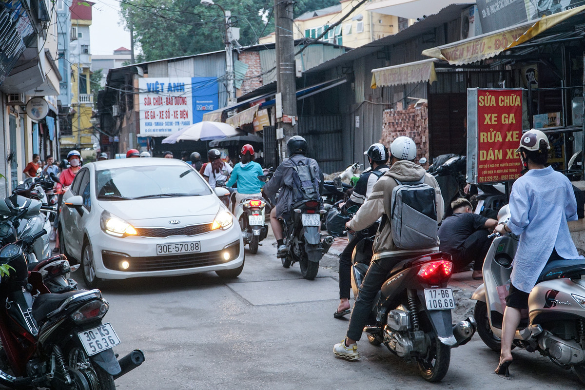Ha Noi: Nguoi dan gan 30 nam doi lai dat cong de mo rong duong-Hinh-4