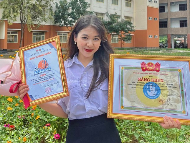 Đại biểu Trịnh Hải Đăng (SN 2001) sinh viên năm 4, hiện là Ủy viên Ban Chấp hành Hội Sinh viên Trường Đại học Khoa học Xã hội và Nhân văn, Đại học Quốc gia TP HCM. Hải Đăng sở hữu nhiều thành tích trong học tập như Giải Nhất phần thi Tranh biện Tiếng Anh tại diễn đàn Thanh niên với tư duy bền vững (Youth with Sustainminds Forum) năm 2021 của Hội Sinh viên TP HCM; Giải Nhất và Giải Thí sinh phản biện xuất sắc nhất cuộc thi Hùng biện Tiếng Anh TP HCM năm 2019 (Vietlish Public Speaking Contest)...