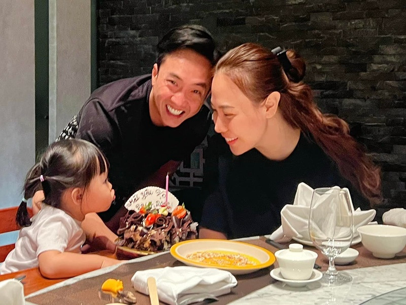 Ông xã Đàm Thu Trang chia sẻ khoảnh khắc con gái Suchin thổi nến trên bánh kem. Anh còn hài hước viết: "Kỷ niệm 3 năm ngày cưới của vợ chồng mà chị 3 làm cứ như sinh nhật của chị 3 vậy á".