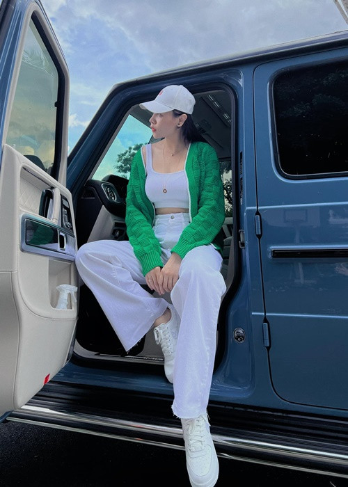 Cuộc sống hiện tại của Đàm Thu Trang như trong mơ. Cô được chồng chiều chuộng, có con gái xinh xắn. Nữ ca sĩ còn khiến nhiều người ghen tỵ bởi cuộc sống xa hoa với hàng hiệu, siêu xe.