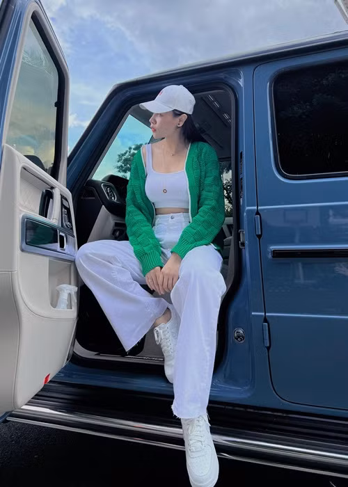 Cuộc sống hiện tại của Đàm Thu Trang như trong mơ. Cô được chồng chiều chuộng, có con gái xinh xắn. Nữ ca sĩ còn khiến nhiều người ghen tỵ bởi cuộc sống xa hoa với hàng hiệu, siêu xe.