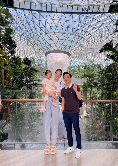 Vị doanh nhân phố núi cùng vợ đưa con gái sang Singapore du lịch cách đây không lâu.