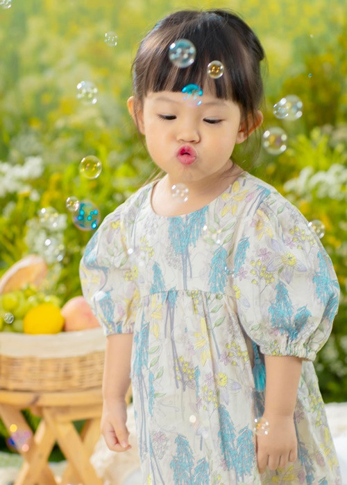 Cô công chúa nhà nữ ca sĩ càng lớn càng đáng yêu.