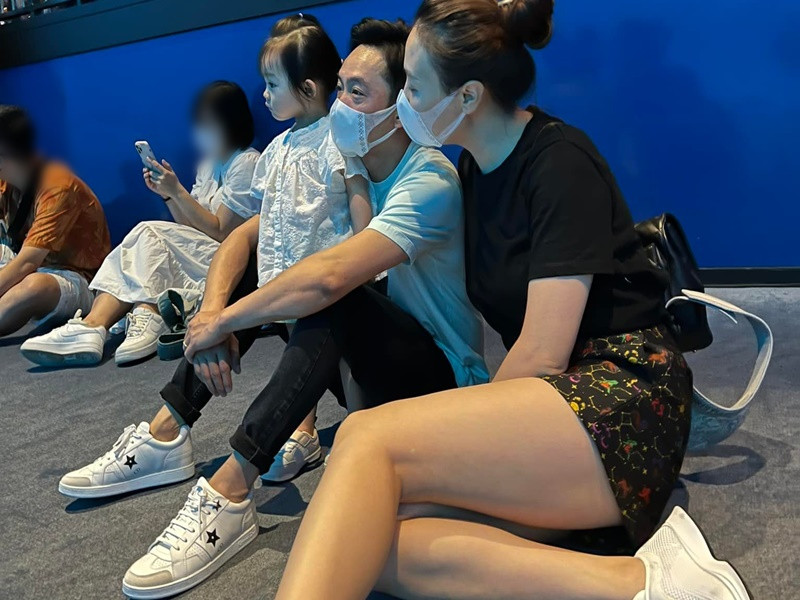 Trong chuyến du lịch nước ngoài đầu tiên, nhóc tì nhà Đàm Thu Trang đến khu vui chơi hoành tráng Universal Studios Singapore.