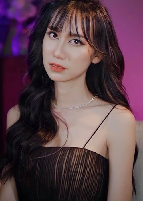 Nữ ca sĩ lựa chọn phong cách trang điểm nhẹ nhàng. Nhiều lần, cô tự tay make up, làm tóc.