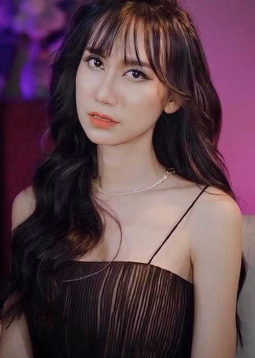 Nữ ca sĩ lựa chọn phong cách trang điểm nhẹ nhàng. Nhiều lần, cô tự tay make up, làm tóc.