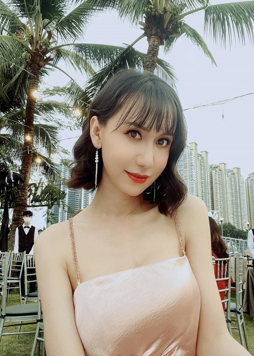 Lynk Lee nhấn mí, sửa mũi, tiêm filler má, cằm và môi, sau đó sửa khung xương mặt, gọt hàm, hạ đường chân tóc, trượt cằm, căng da mặt.