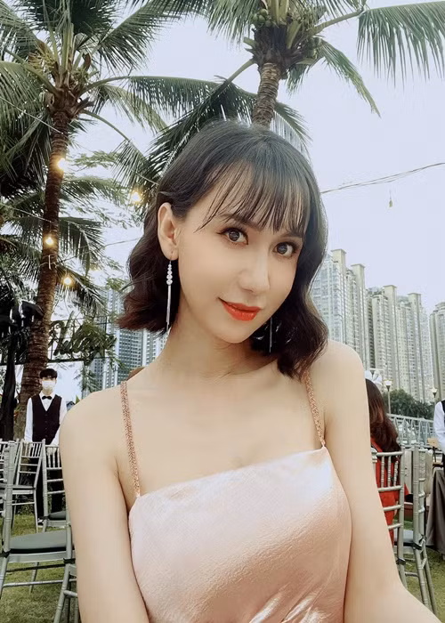 Lynk Lee nhấn mí, sửa mũi, tiêm filler má, cằm và môi, sau đó sửa khung xương mặt, gọt hàm, hạ đường chân tóc, trượt cằm, căng da mặt.