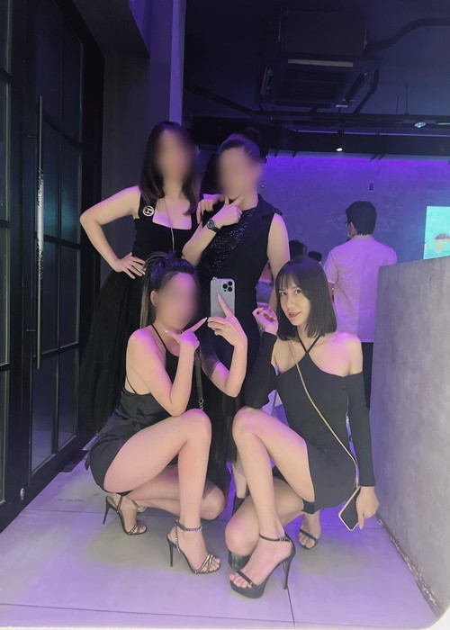 Nữ ca sĩ ăn mặc điệu đà, gợi cảm khi tụ tập cùng bạn bè.