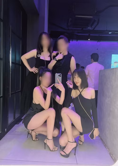 Nữ ca sĩ ăn mặc điệu đà, gợi cảm khi tụ tập cùng bạn bè.