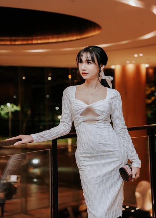 Gương mặt lẫn vóc dáng của Lynk Lee đã có những đường nét nữ tính.