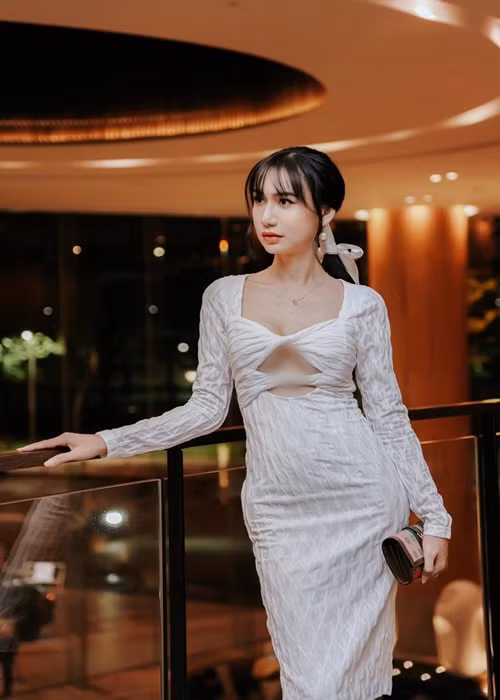 Gương mặt lẫn vóc dáng của Lynk Lee đã có những đường nét nữ tính.