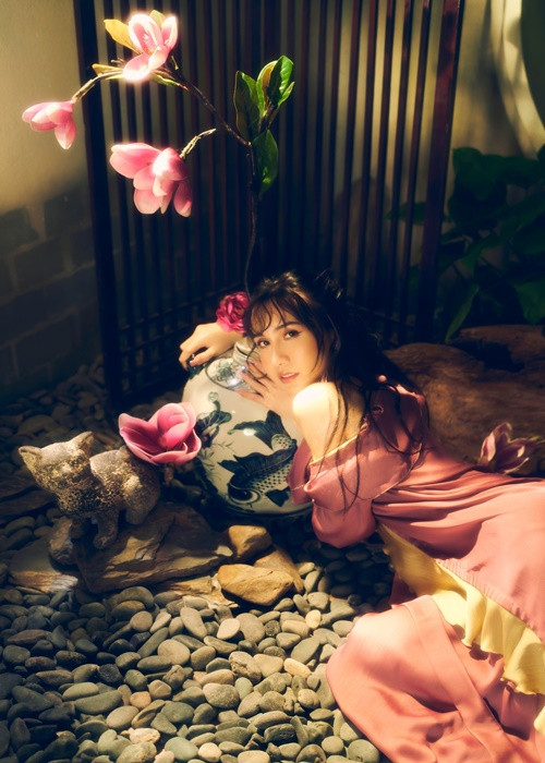 Bên cạnh những lời khen Lynk Lee ngày càng xinh đẹp sau phẫu thuật chuyển giới, một số cư dân mạng lại bình luận chê bai đối với nữ ca sĩ. Lynk Lee cho biết, ban đầu khi đọc bình luận tiêu cực, cô muốn đáp trả nhưng sau khi bình tĩnh lại thì không muốn đôi co, giải thích. "Em đã không màng tính mạng của mình trải qua các cuộc phẫu thuật nên mấy lời tiêu cực như thế này đã không còn ảnh hưởng gì với em nữa. Mọi người yên tâm nha. Giờ em chỉ có vui và cười thôi ạ. Em mạnh mẽ lắm rồi", nữ ca sĩ nhắn nhủ những khán giả bênh vực cô trước antifan.