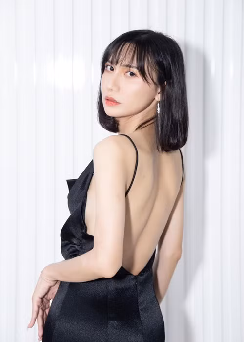 Lynk Lee tự tin váy áo hở lưng trần.