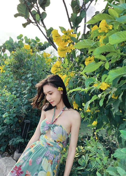 Cách ăn mặc của nữ ca sĩ toát lên nét mềm mại.