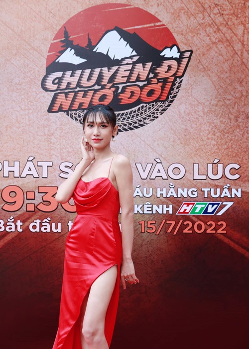 Lynk Lee khoe đôi chân thon gọn với váy áo xẻ đùi cao.