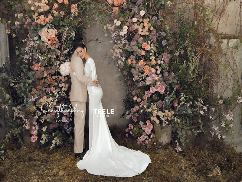 Phạm Hương và nửa kia có những khoảnh khắc ngọt ngào bên nhau khi khoác lên mình trang phục cưới.