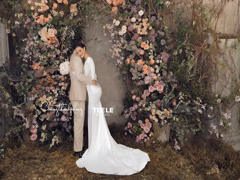 Phạm Hương và nửa kia có những khoảnh khắc ngọt ngào bên nhau khi khoác lên mình trang phục cưới.