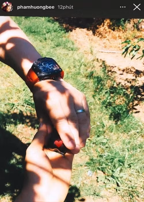 Hoa hậu Hoàn vũ Việt Nam 2015 giấu danh tính và hình ảnh nửa kia. "Cô cho biết: "Anh ấy không phải người của showbiz, chỉ là một người đàn ông bình thường. Cuộc sống bên Mỹ của họ rất đơn giản. Tôi không muốn những áp lực mình đã phải trải qua dành cho chính gia đình của mình. Họ không thoải mái với điều đó. Tôi chỉ muốn mang lại cho họ cuộc sống bình dị và gia đình bình thường".