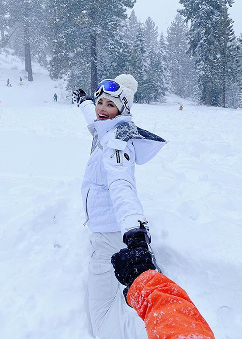 4 năm qua, Phạm Hương và người bạn đời có cuộc sống hạnh phúc, sang chảnh ở trời Tây.