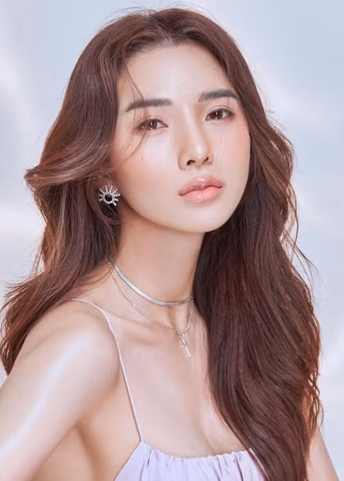 Kim Cương sinh năm 1986, nổi tiếng sau khi đoạt giải bạc của cuộc thi Siêu mẫu Việt Nam năm 2008. Ngoài làm người mẫu, cô còn đóng phim.