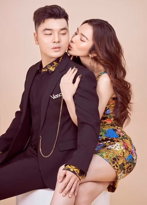 "Chẳng hạn, khi thấy tôi miệt mài lo việc kinh doanh thì anh Phúc sẽ ngồi chờ để chở tôi về hoặc mua cái gì đó cho tôi ăn. Chính những điều nhỏ nhặt này khiến vợ chồng tôi dù đã gắn kết với nhau hơn 10 năm vẫn giữ được nhịp yêu rất mãnh liệt", bà xã của Ưng Hoàng Phúc cho biết trong cuộc phỏng vấn với Dân Trí.