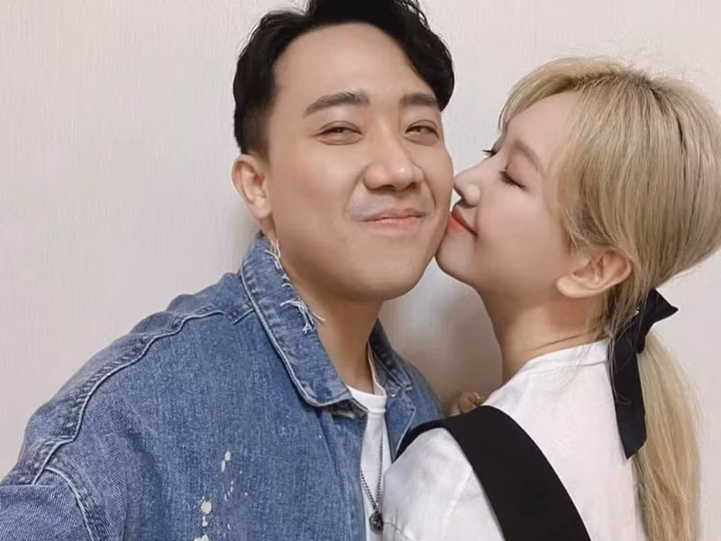 Trả lời thắc mắc vì sao vợ chồng không đăng ảnh bên nhau như trước, nghệ sĩ Trấn Thành cho biết, anh đang bận rộn quay phim nên không có thời gian chụp ảnh cùng vợ.