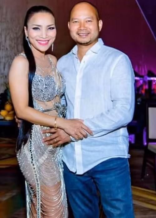 Hồng Ngọc bày tỏ: "Nói thật, mình yêu chồng mình lắm và chồng mình yêu mình lắm nhé. Giờ còn lo lắng yêu thương trân trọng và sợ mất nhau hơn xưa nữa mọi người ạ".